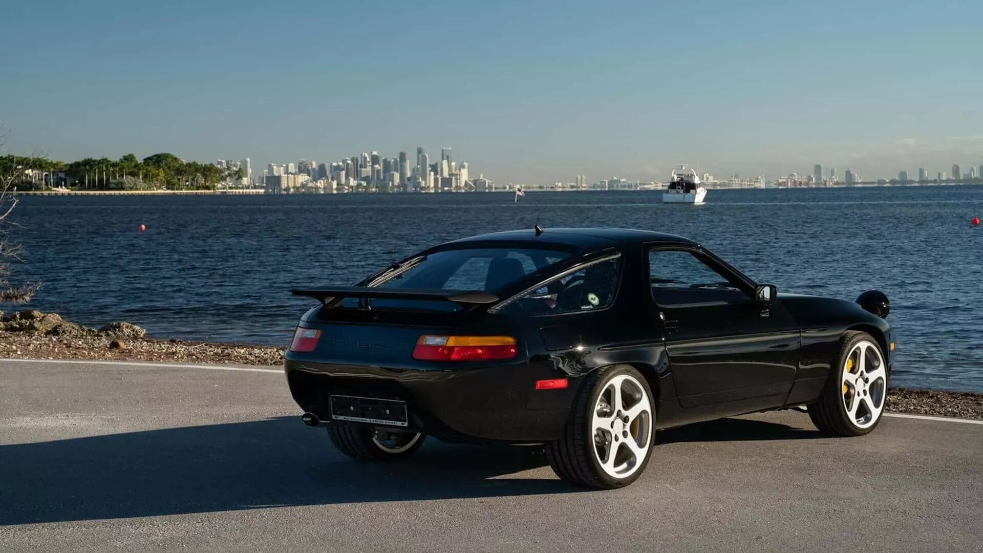 С молотка уйдёт уникальный Porsche 928 от Ruf: его сделали для главы Samsung