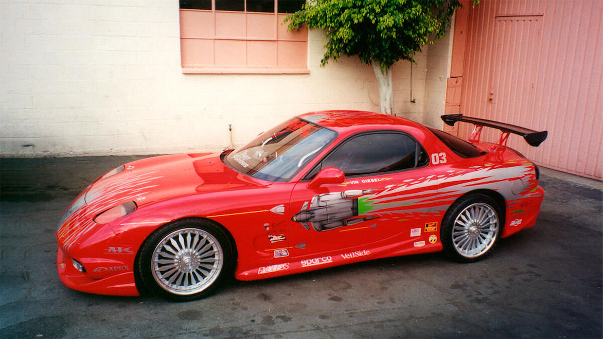 <h3>Mazda RX-7</h3>
Основой для уличного болида Доминика Торетто стала машина Кейта Имото – прокачанная RX-7, окрашенная в серый. Но студии Universal цвет не понравился, поэтому от него остались лишь «царапки» на капоте. Для съёмок построили несколько копий оригинальной машины. Исходник – в обвесе VeilSide с 18-дюймовыми дисками Veilside Andrew Racing – снимали снаружи. Вторая RX-7 получила такую же раскраску, но использовалась уже для сцен интерьера (эта машина до сих пор жива, но лишилась пассажирского кресла с секретным пультом управления впрыском закиси азота – его продали на аукционе). Ещё несколько экземпляров построили для экшн-сцен, и большая их часть впоследствии была переделана в RX-7 Джулиуса из «Двойного Форсажа».