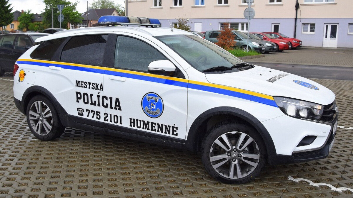 Lada Vesta на службе полиции Словакии, цена пикапа Теслы и другие новости за ночь