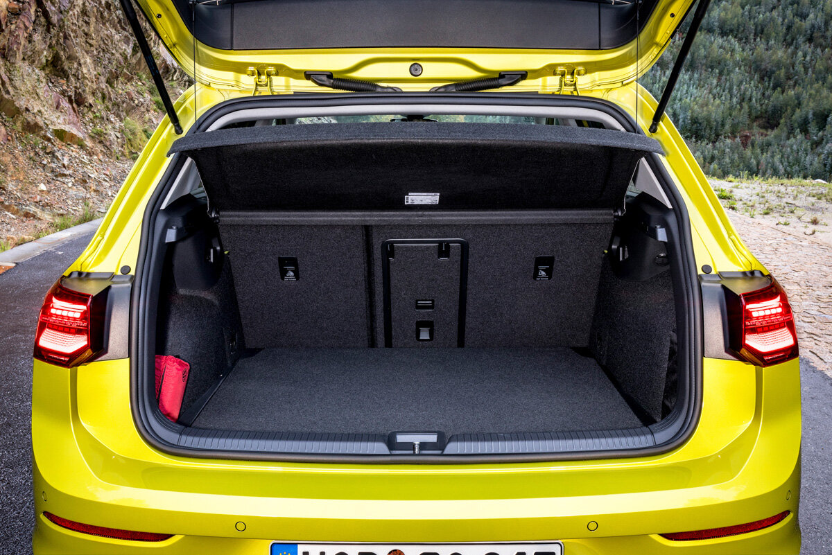 Прироста в объёме багажника также не случилось: 380 литров в пятиместной конфигурации и 1237 — в двухместной