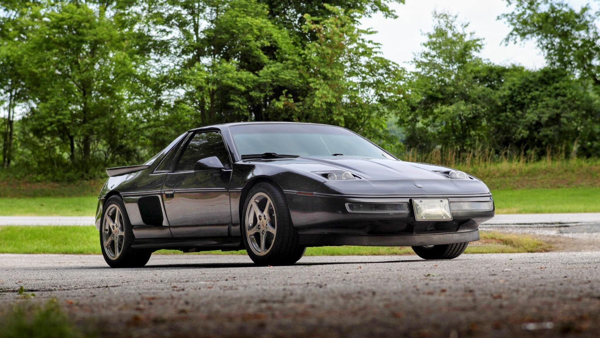 Среднемоторный спорткар Pontiac Fiero с начинкой от Porsche и Chevrolet выставили на продажу