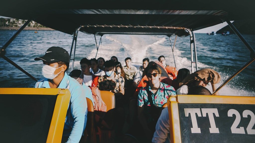 Туристы на катере в бухте Нячанга.