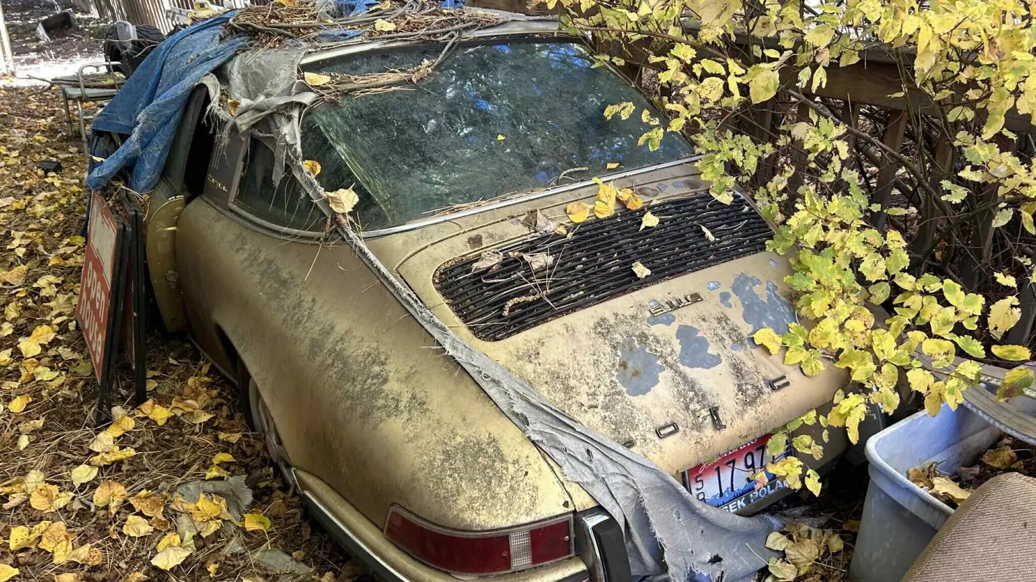 В США спасли Porsche 911, забытый на улице на 31 год