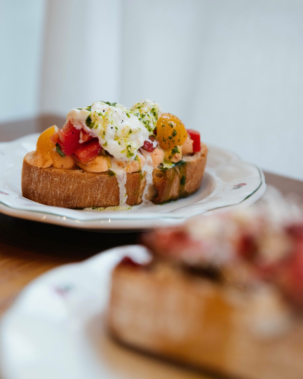 Брускетта с томатами и страчателлой