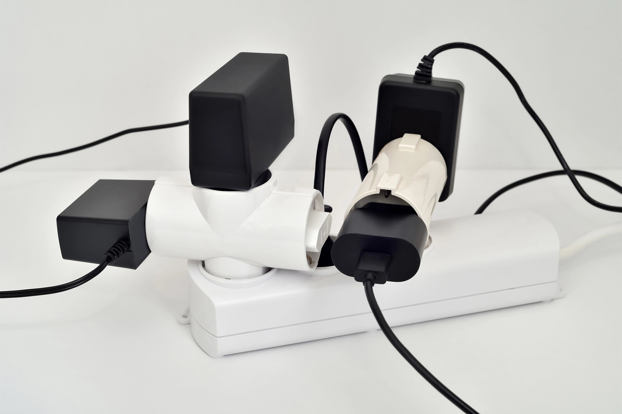 Зачем нужно 60 розеток в двушке? Спросили у эксперта, как спланировать электрику без удлинителей