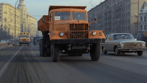 Неправильный самосвал, не тот самолёт и неподходящие шины: что не так в фильме «Мимино»