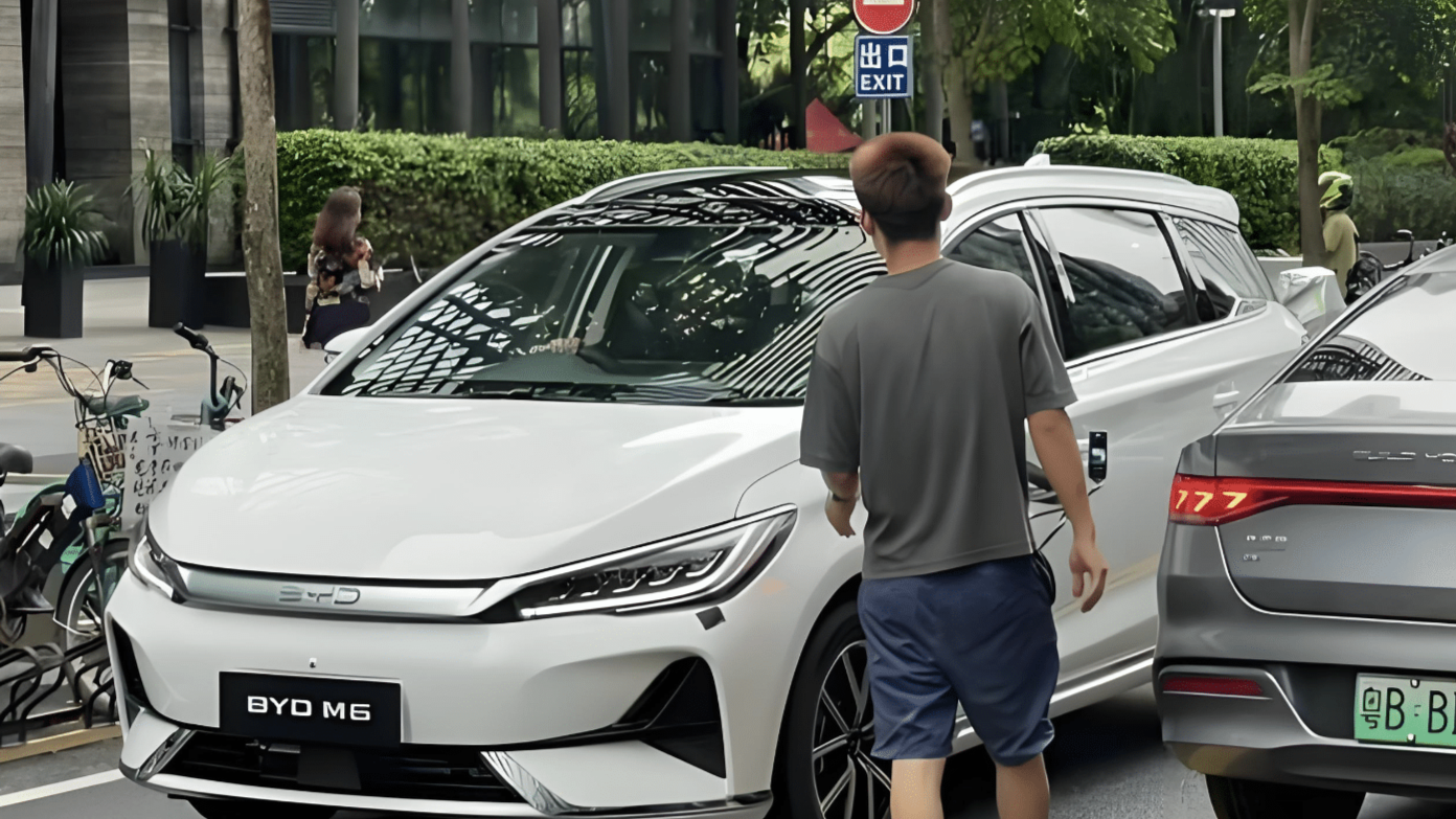 Новый семиместный минивэн BYD M6: появились фото без камуфляжа