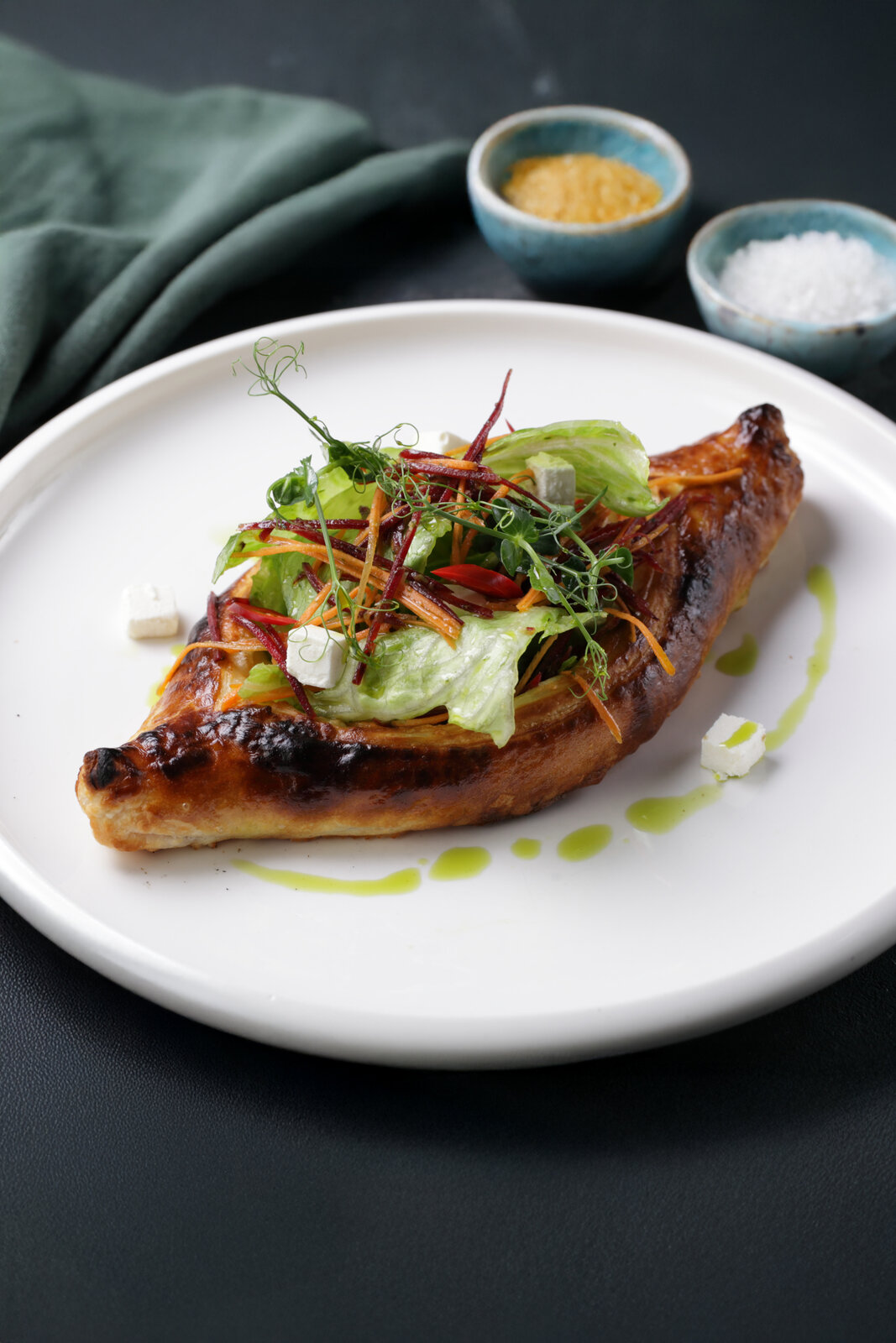 Хачапури с салатом и овощами в соусе песто