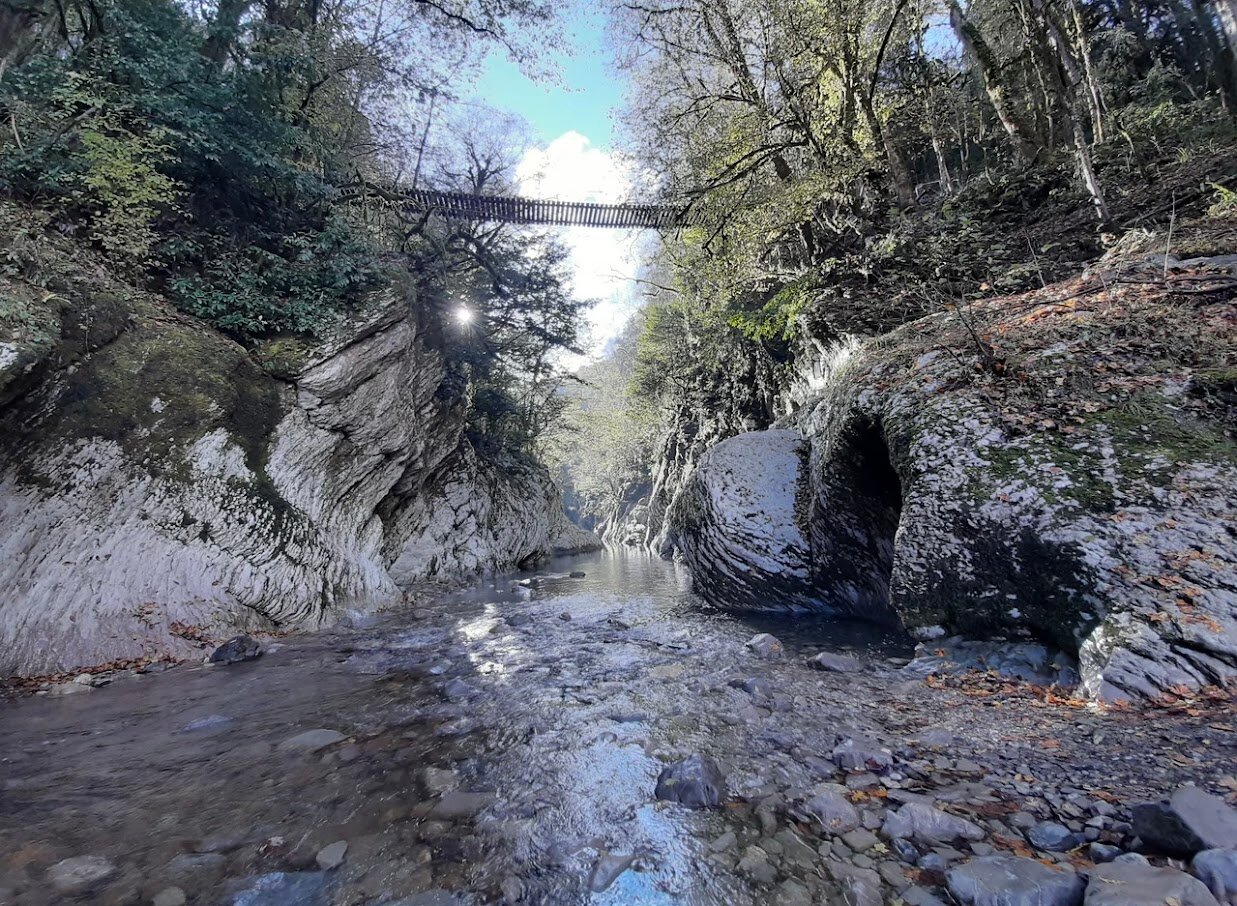 Даже в тёплое время года горная река
Хоста холодная, но многие всё же заходят в каньон, чтобы искупаться в
прозрачно-бирюзовой воде.
