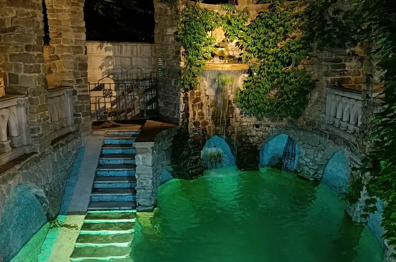 Вечером
на территории парка включают подсветку.