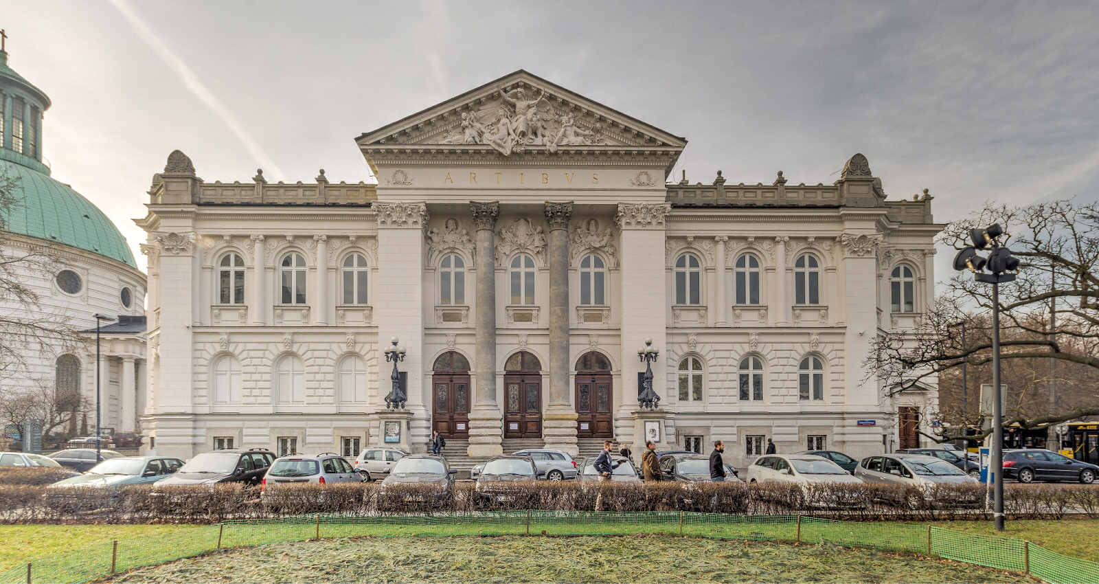 Здание галереи украшают величественные колонны, барельефы, фонари и лестницы.