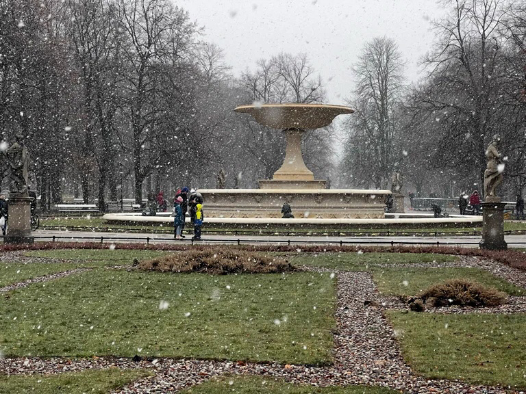 Вокруг него расположены красивые классические скульптуры.
