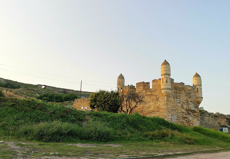 На окраине Керчи сохранились остатки крепости Ени-Кале.
