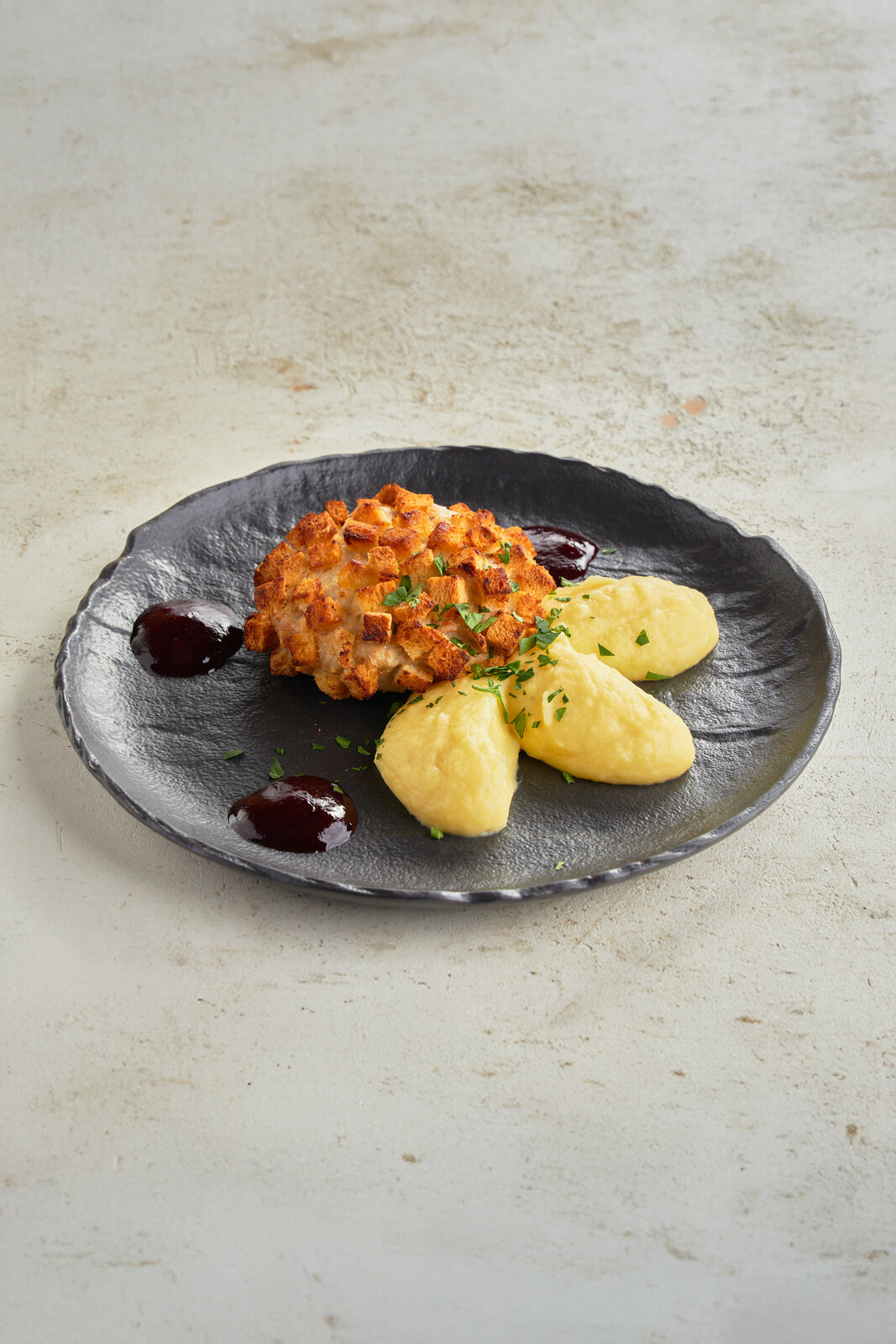 Пожарская котлета с картофельным пюре и брусничным соусом