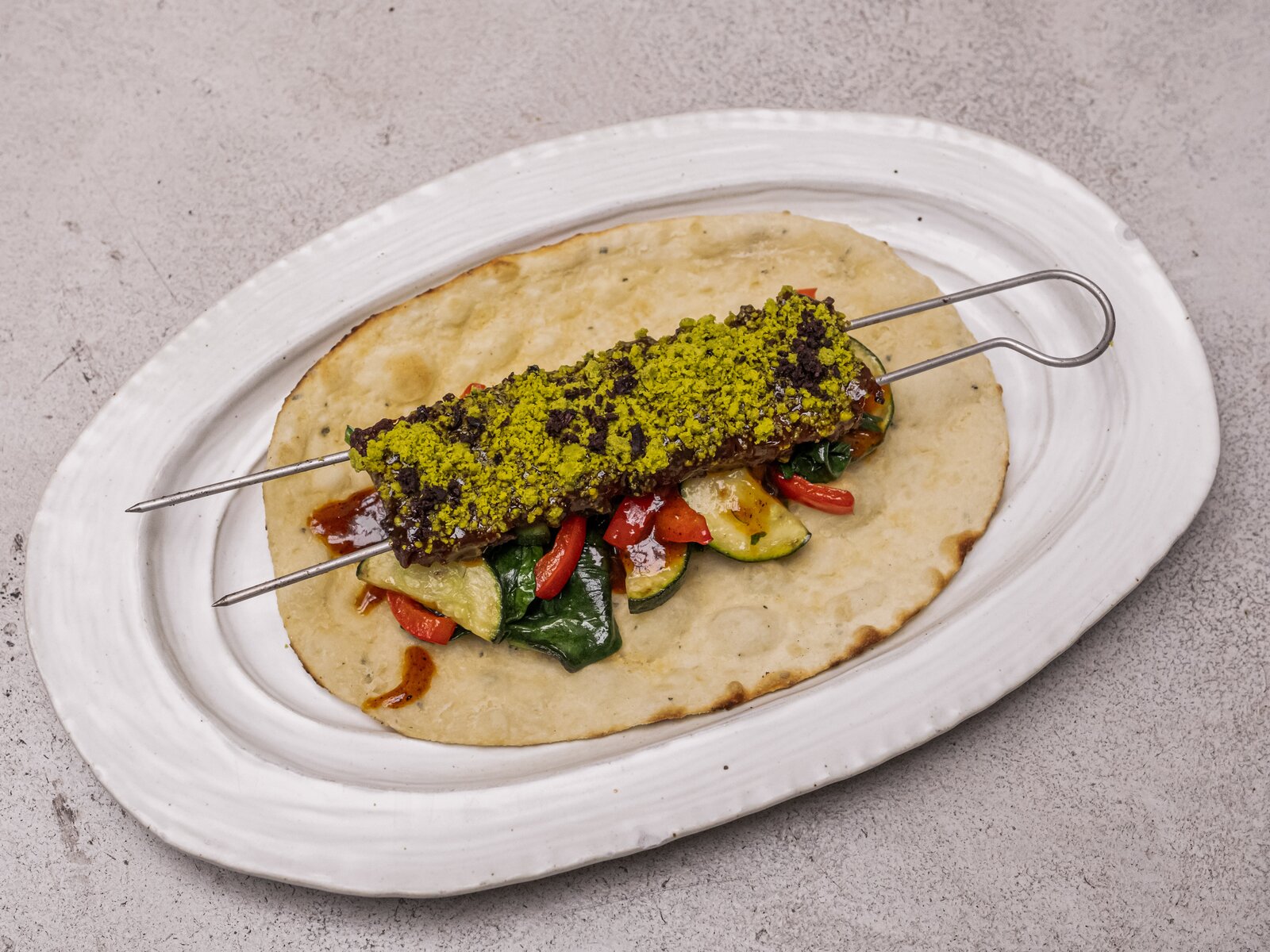 Шиш-кебаб из стриплойна с овощами и перечным соусом