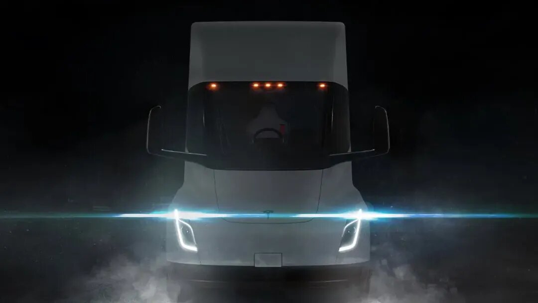 Tesla начала поставки электрогрузовиков Semi