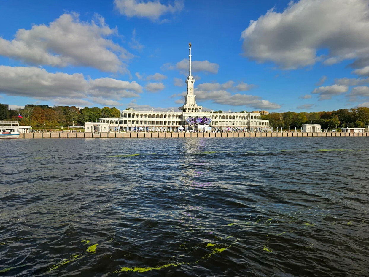 Паромы отправляются с причала каждый день.