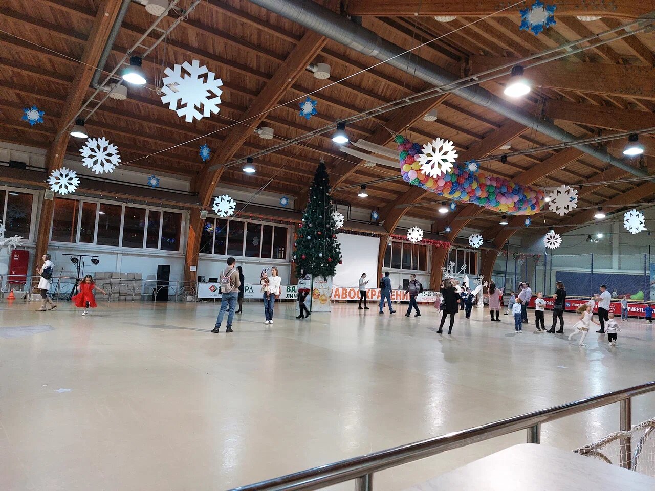 На площадке сделано специальное покрытие для безопасного и комфортного катания на роликах.