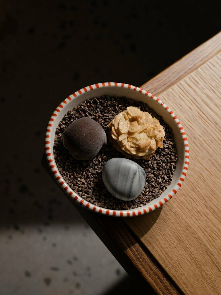 Моти с фундуком, миндальное печенье с белым шоколадом и матча, камень с облепихой