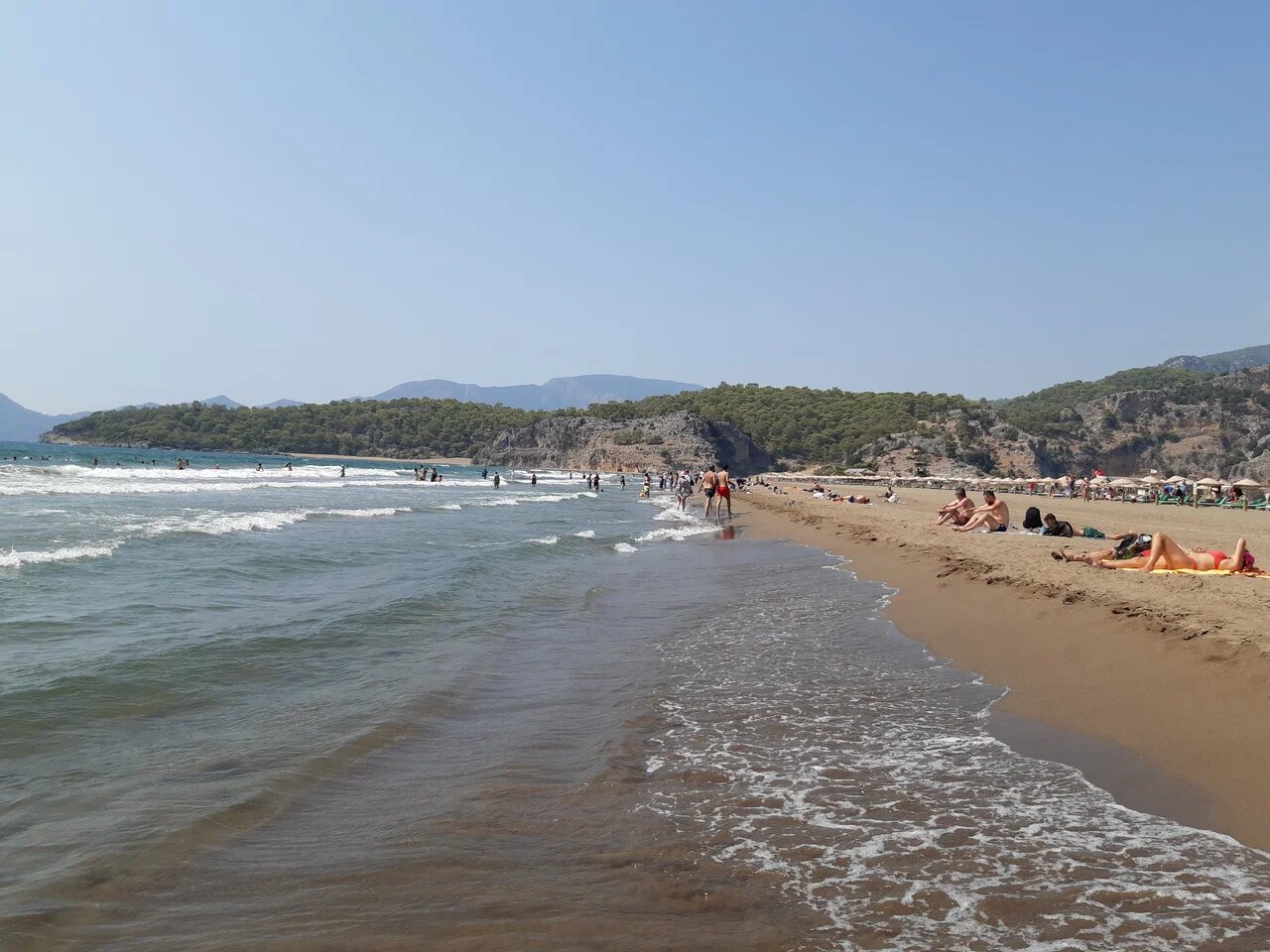Несомненный плюс пляжа Изтузу, помимо его чистоты, — малое количество отдыхающих.