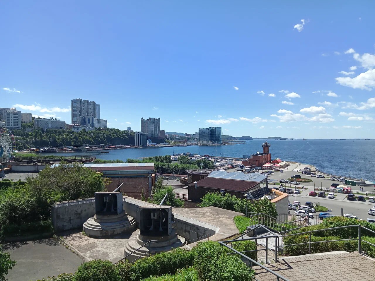 Помимо экспозиций внутри музея есть выставка военной техники на улице.