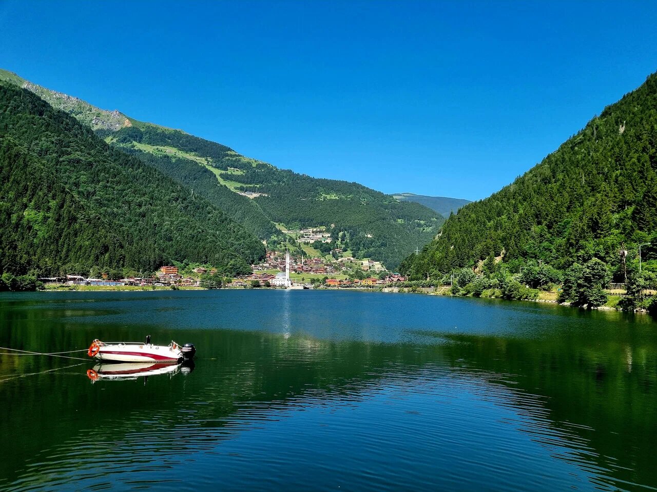 На озеро можно смотреть с земли, а можно подняться на смотровую площадку.