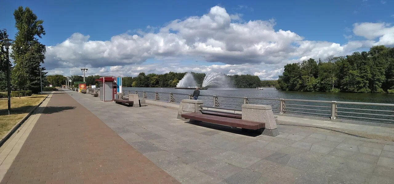 Струи воды фонтана поднимаются в воздух почти на 30 метров.