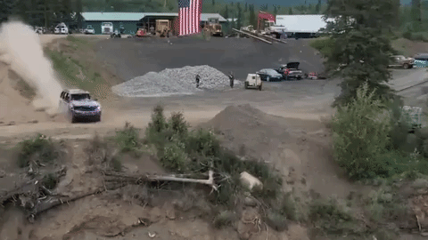 Традиционное сбрасывание машин с обрыва на Аляске показали на видео