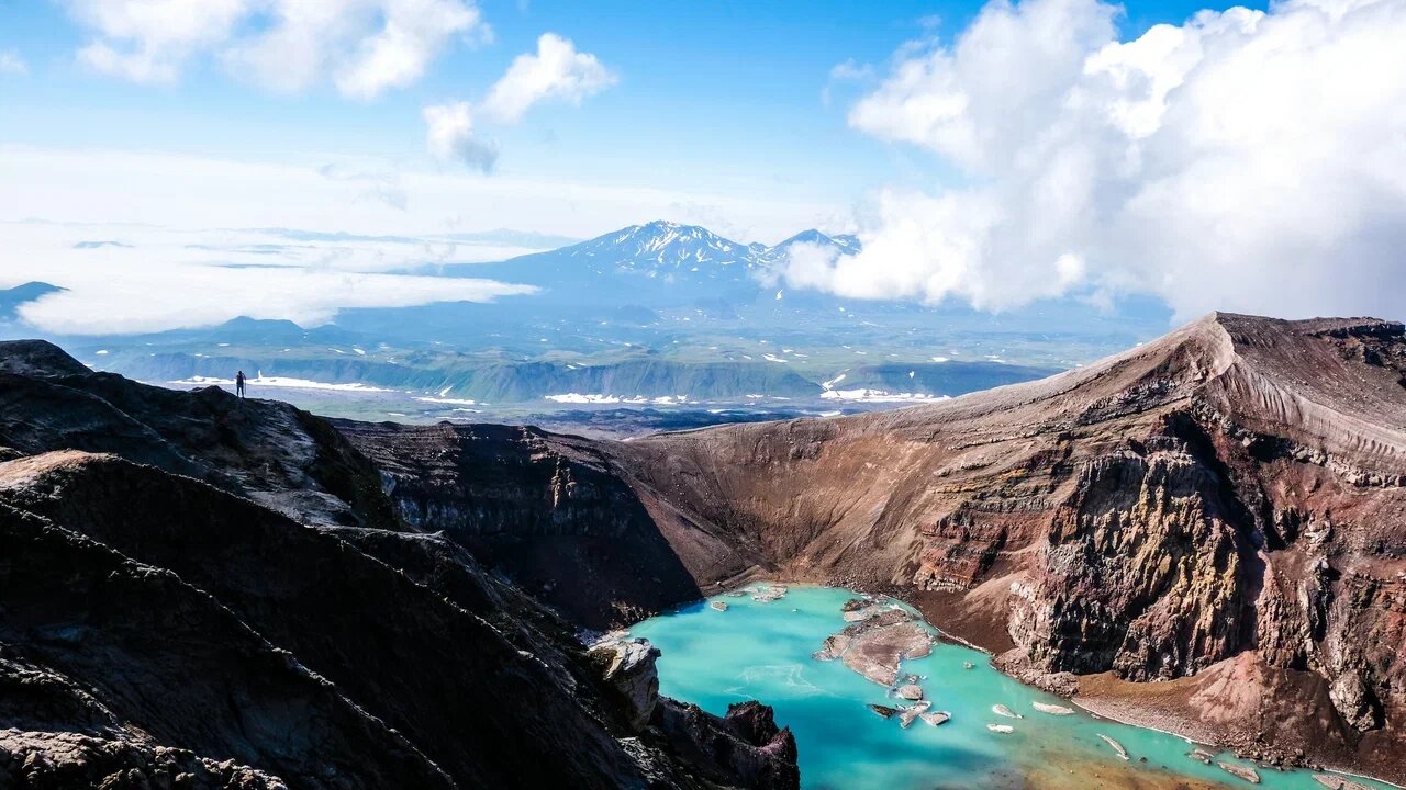 В кратере Троицкого вулкана Малый Семячик находится ядовитое озеро, состоящее из соляной, серной и плавиковой кислот.