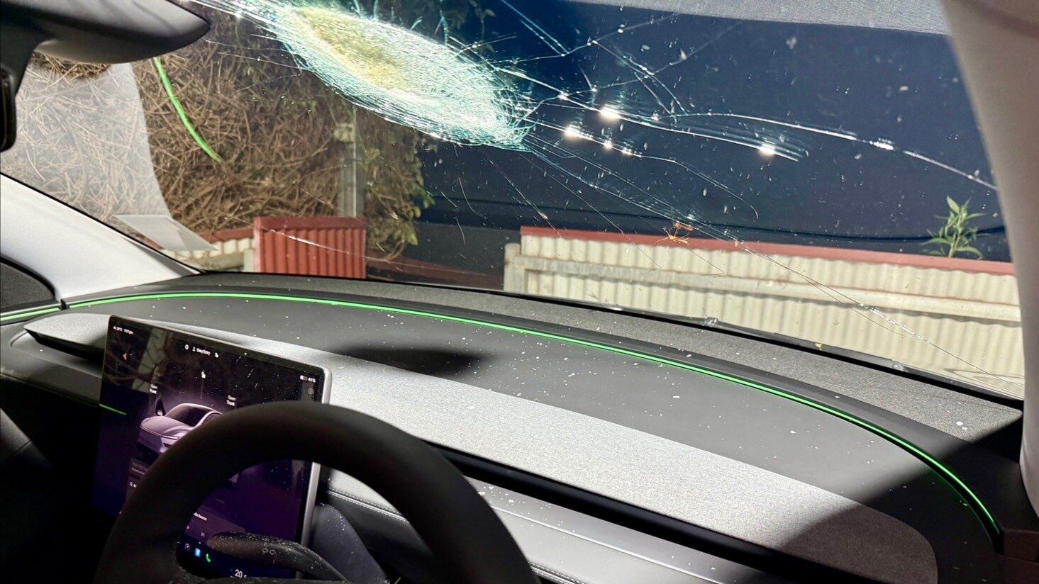 В электрокар Tesla попал метеорит: водителя спас автопилот FSD 