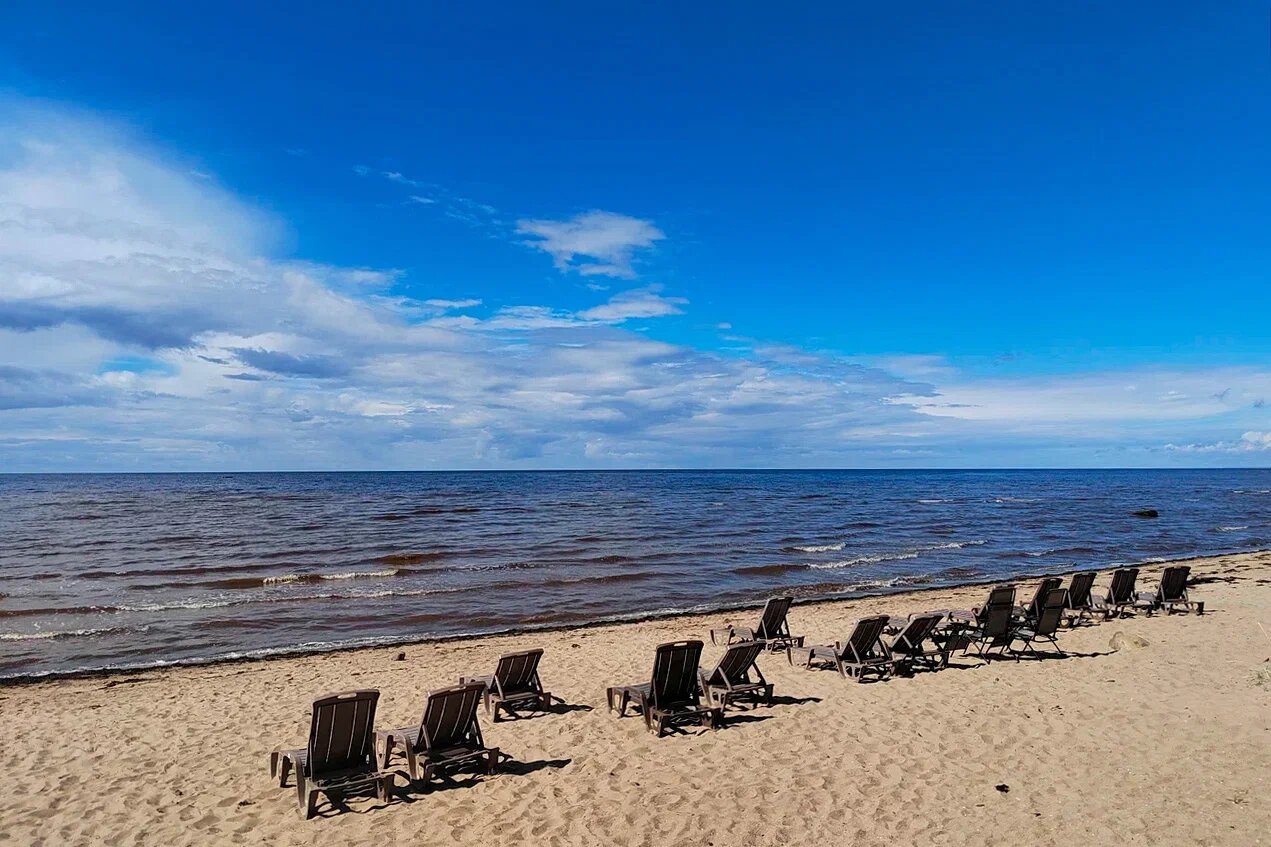 Не обязательно ехать на юг, чтобы понежиться на солнышке на песчаном пляже: южный берег Белого моря подходит для классного летнего отдыха.