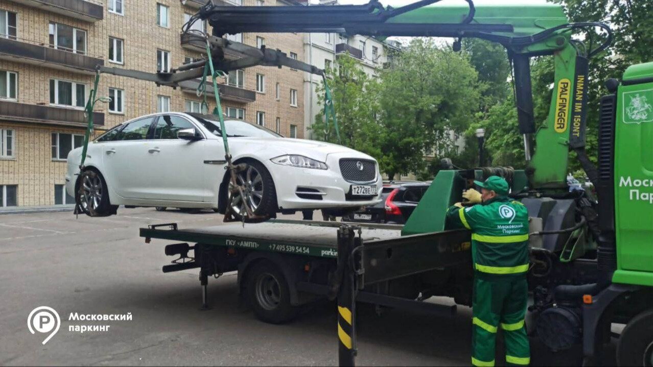 У москвичей арестовали Jaguar XJ и Kia Rio X из-за долгов по штрафам на 550 тысяч рублей