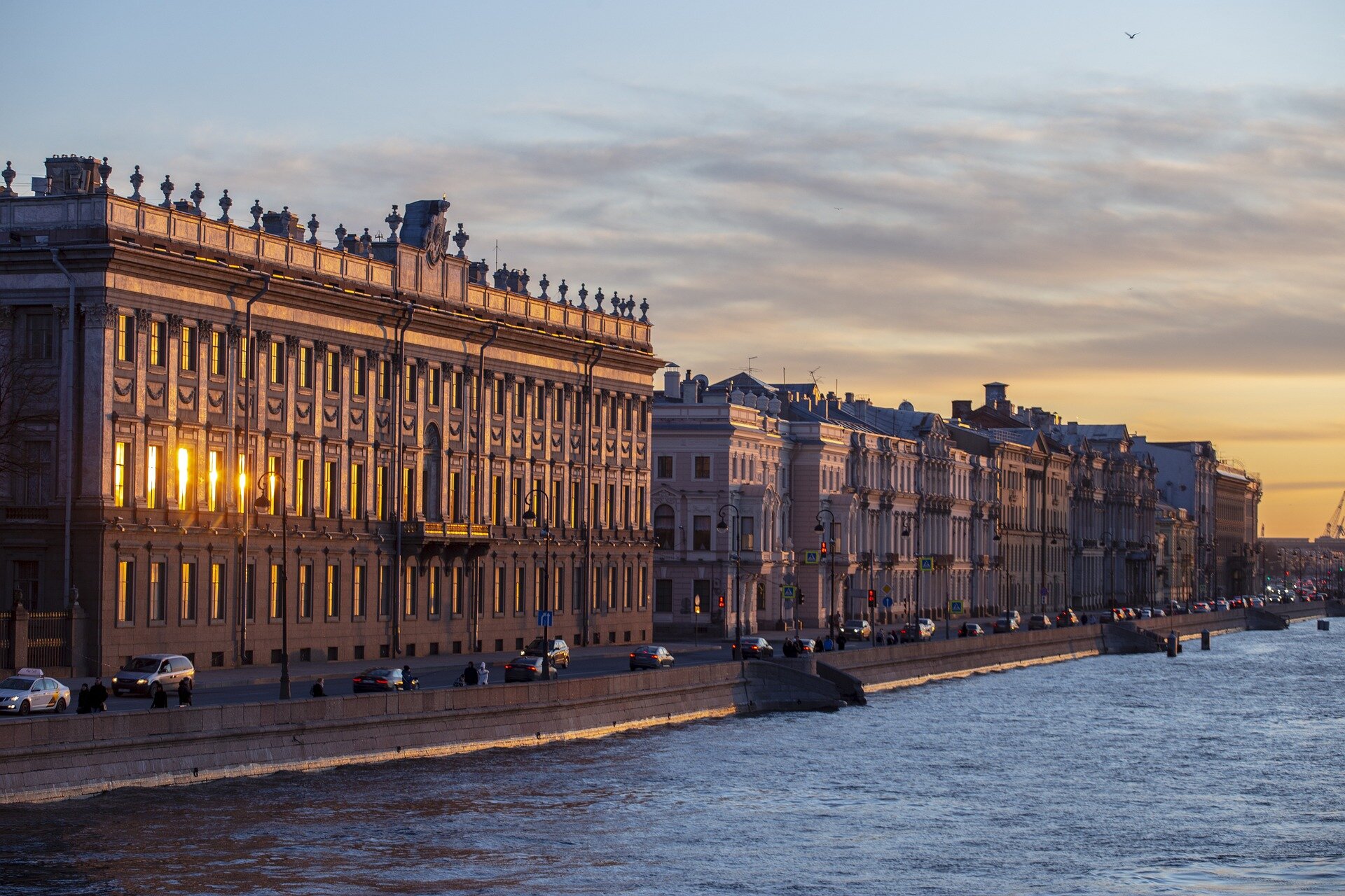 Многие знаменитые
памятники архитектуры Санкт-Петербурга выходят фасадами на городские
набережные, превращая любую прогулку по ним в большое эстетическое
удовольствие.