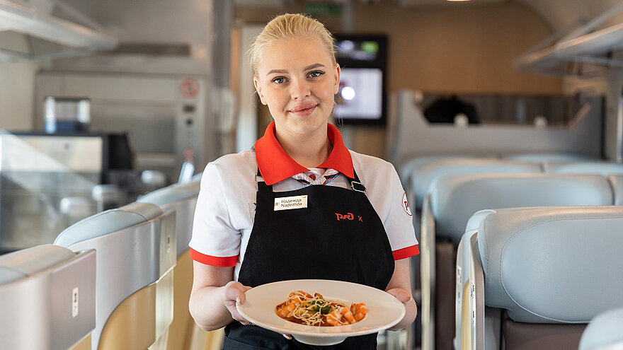 Пассажиры СВ могут сделать предзаказ на улучшенное питание или заказать блюда из вагона-ресторана с доставкой.