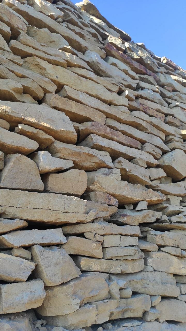  Это просто камни, которые лежат друг на друге, без всякой смеси между кладкой.