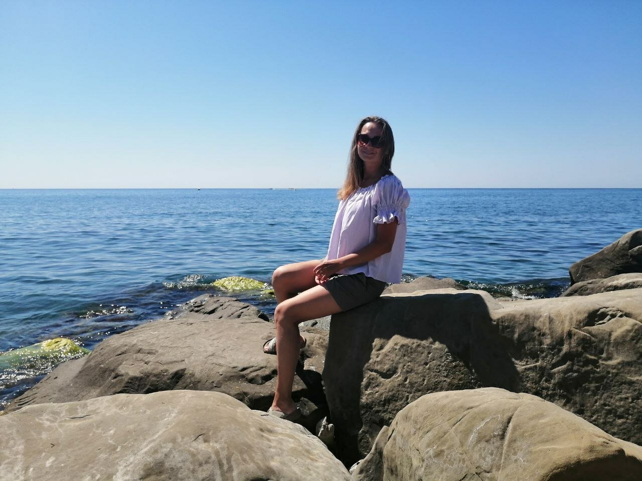 Побережье Туапсе в основном каменистое, но есть и песчаные пляжи, удобные для детей



