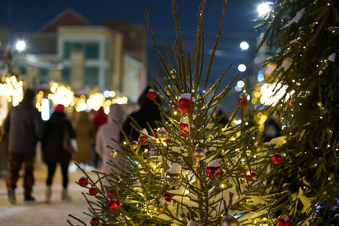 Украшения на Рождественской ярмарке на центральной площади


