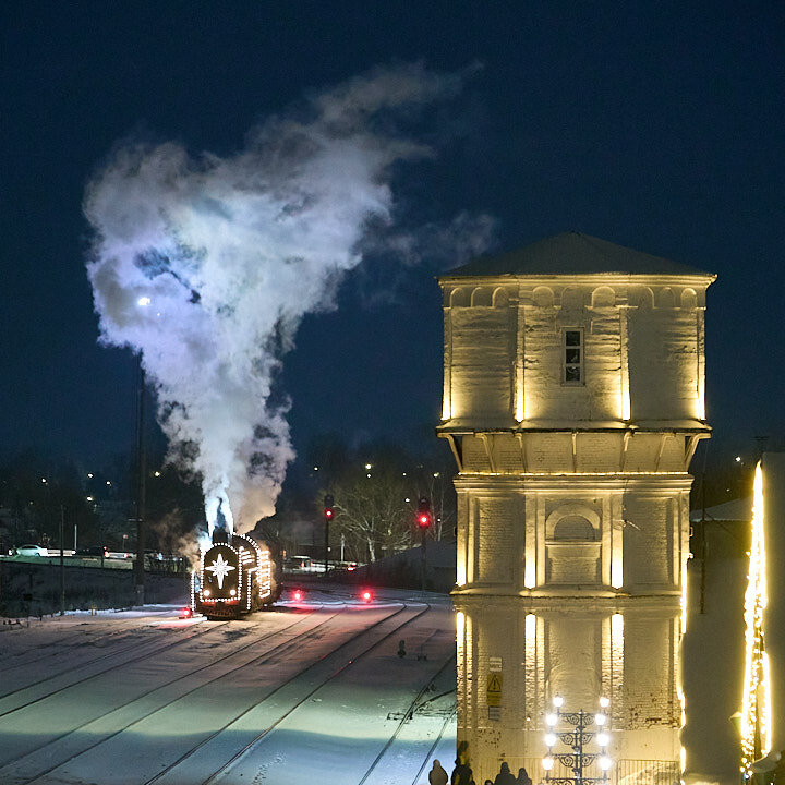 Паровоз рождественского экспресса на маневровых перестановках по станции


