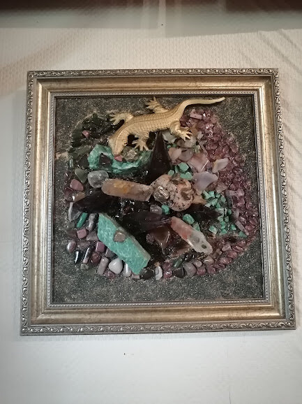 Одна из картин, принадлежащих Виктору Юрьевичу: выполнена из полудрагоценных камней, ящерка напоминает о сказке «Хозяйка медной горы»




