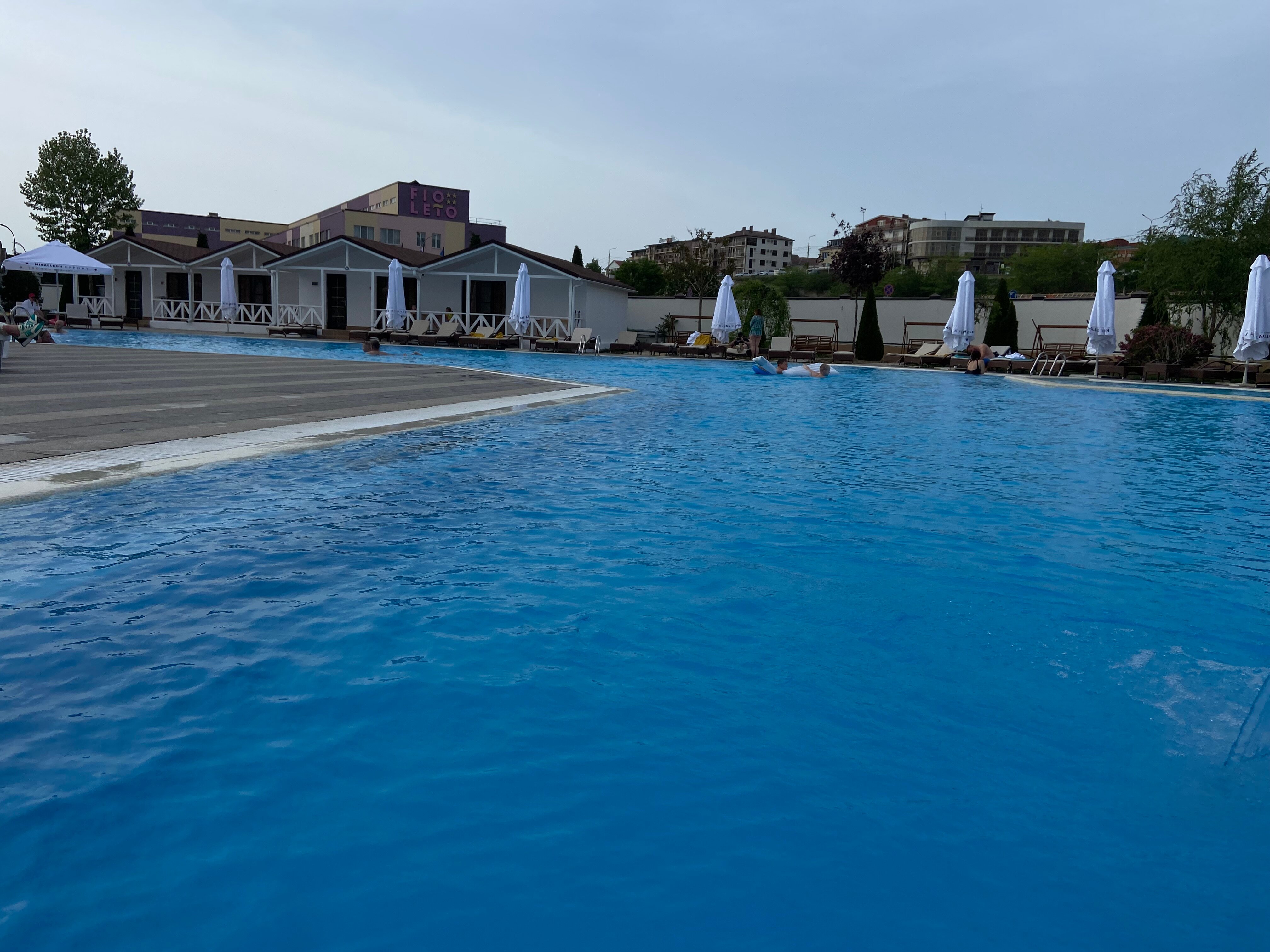 Пока ждали номер, отправились изучать территорию.