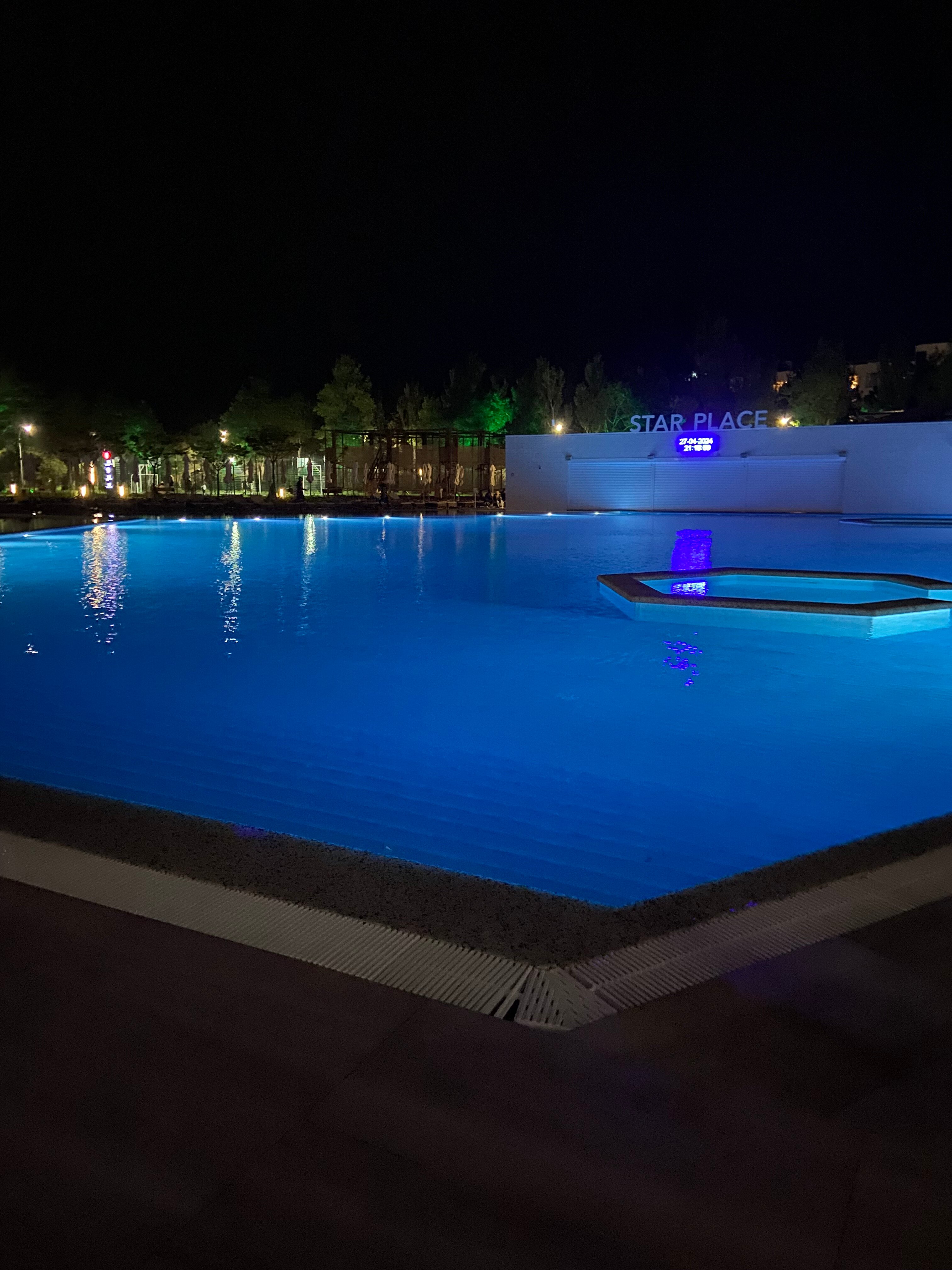 Вечерний вид на бассейн.