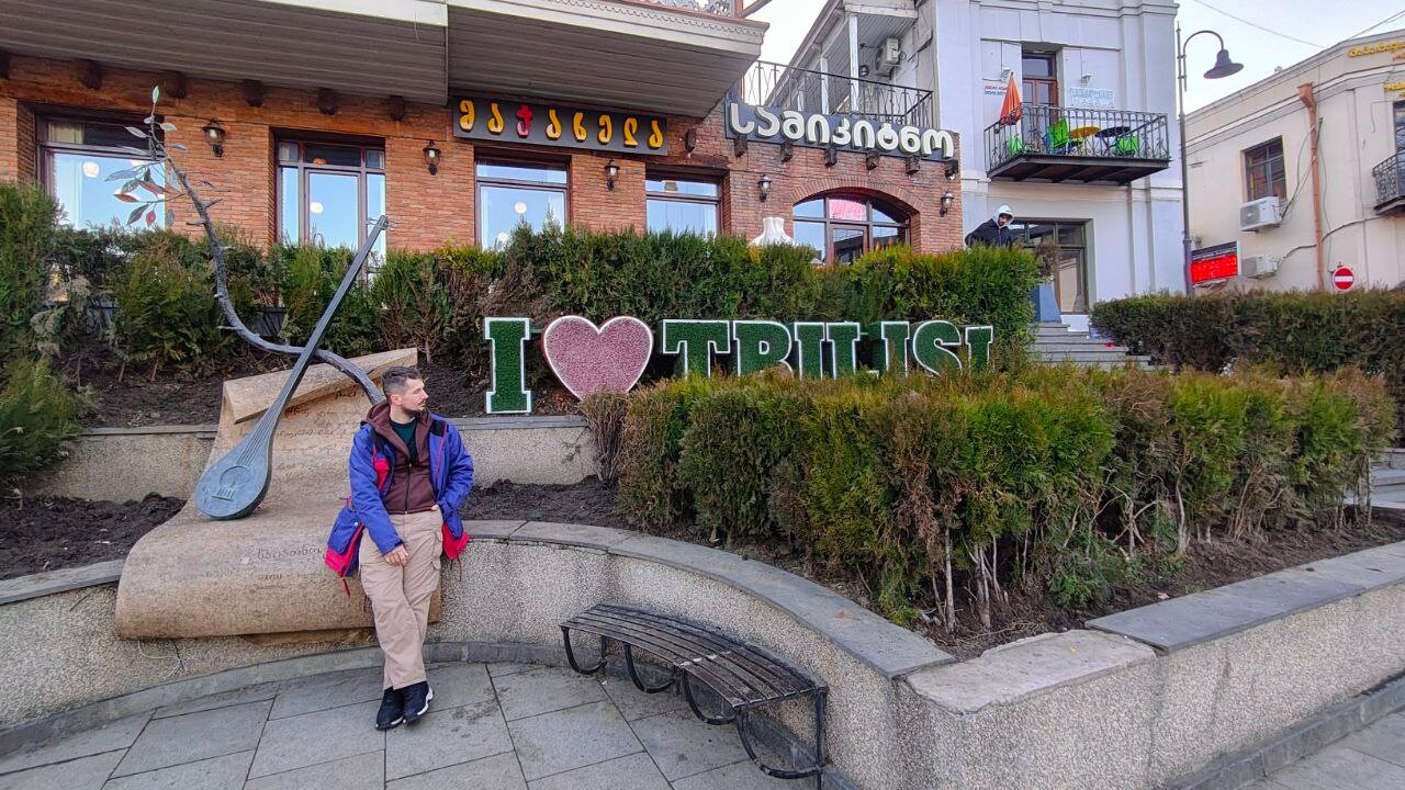 Кафе красного кирпича с огромным хинкалем на входе — круглосуточное, хоть и немножко дороже остальных.