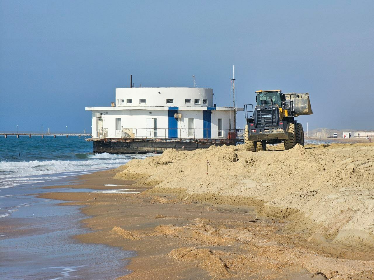 Под Анапой начали восстанавливать залитые мазутом пляжи