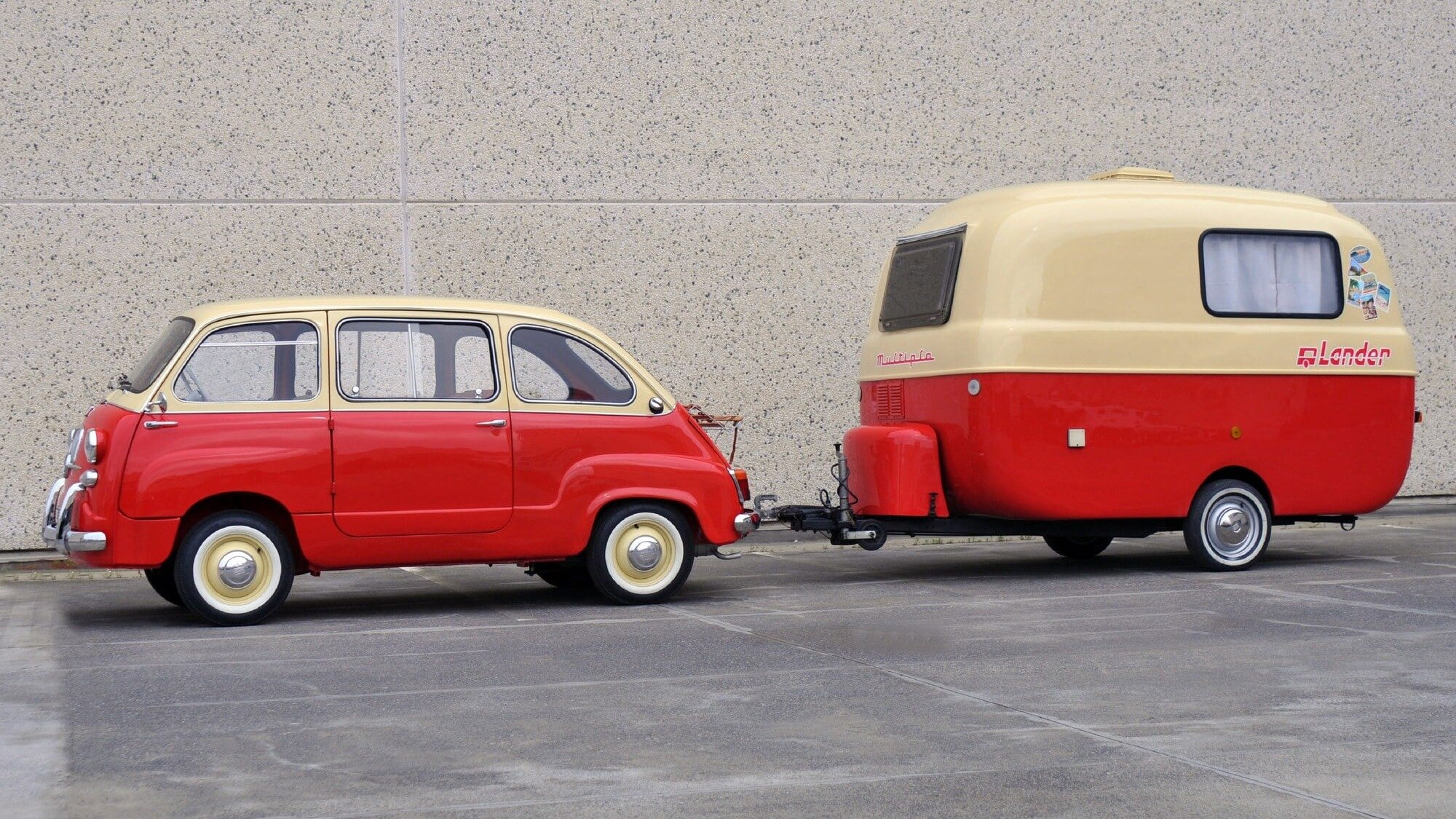 Миниатюрный вэн Fiat из 1950-х выставили на продажу с прицепом-кемпером