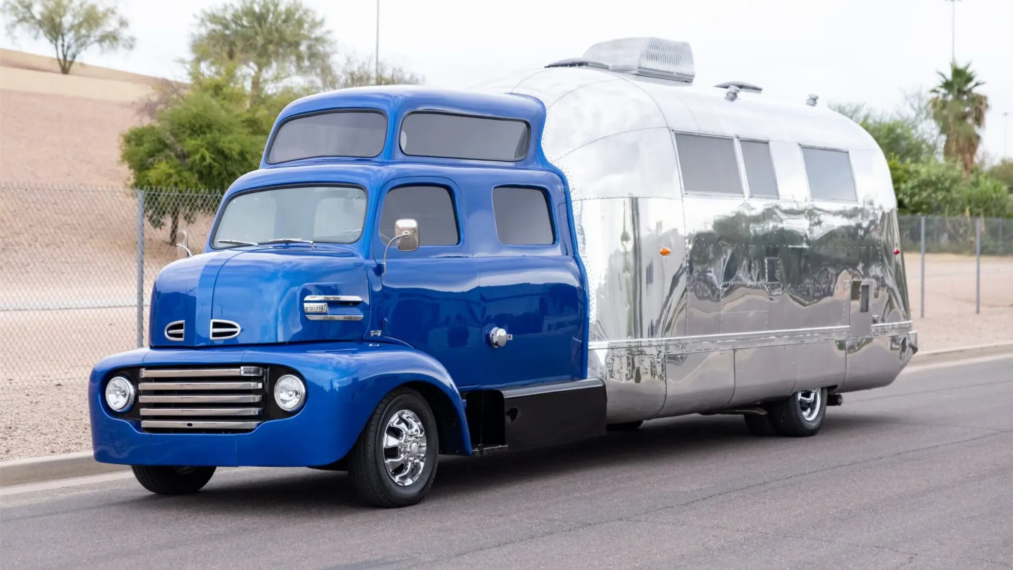 Уникальный автодом из старых грузовиков Ford, GM и кемпера Airstream ищет нового владельца