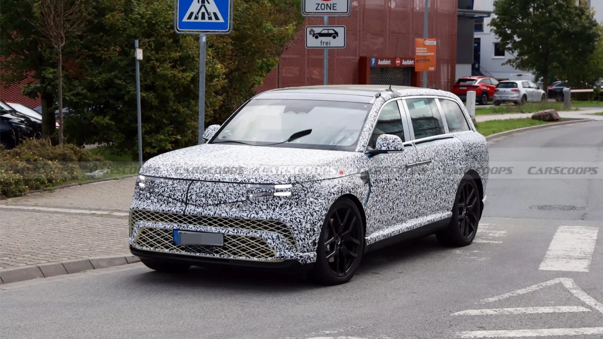 Кроссовер Genesis с дверями как у Rolls-Royce лишился части камуфляжа