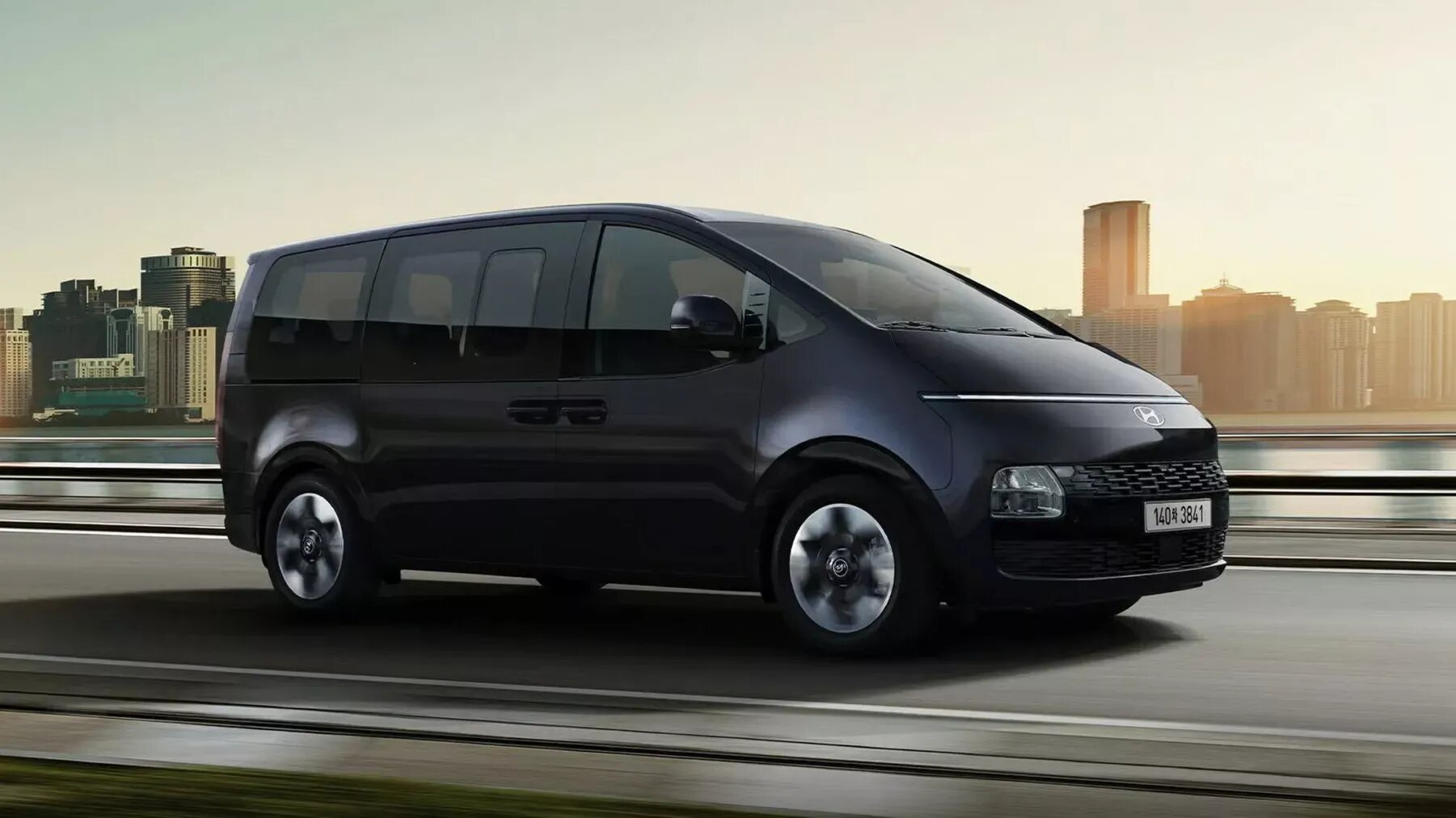 Минивэну Hyundai Staria обновили салон и подвеску