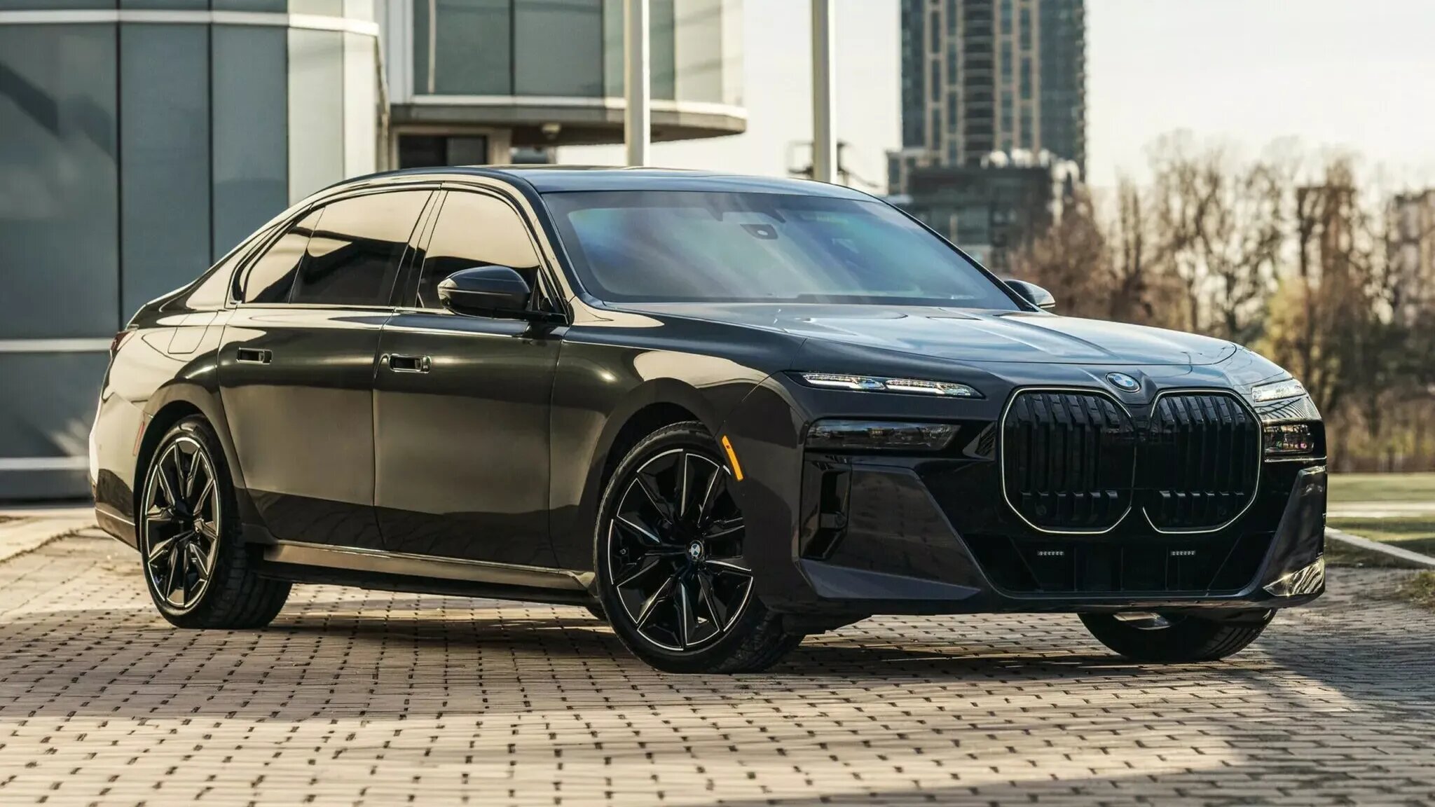 BMW 7 серии незаметно защитили от обстрелов и взрывов