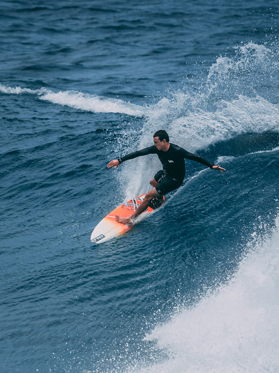 На островах можно практиковать сёрфинг — некоторые поклонники острых ощущений приезжают сюда именно для этого.