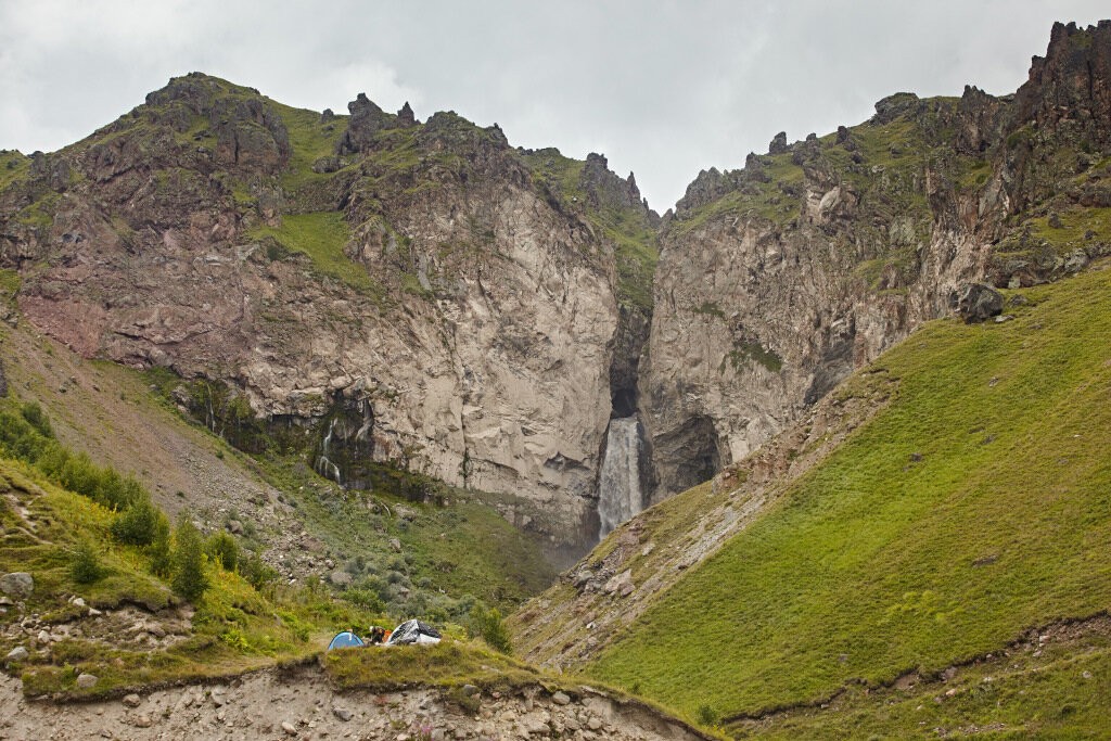 Джилы-Су стала очень популярна у туристов, а дорога к ней —
одна из самых красивых в России 
